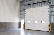 Portes basculantes industrielles conçues pour optimiser le débit