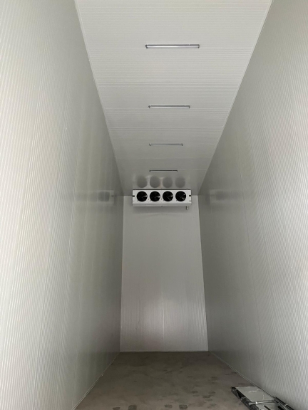 Overhead Panels That Keep Cold Rooms Tight